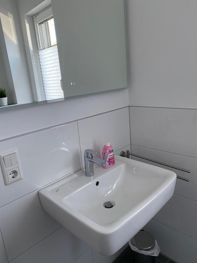 Messezimmer Nahe Der Duesseldorfer Messe Mit Eigenem Eingang Und Gratis Minibar Exteriör bild
