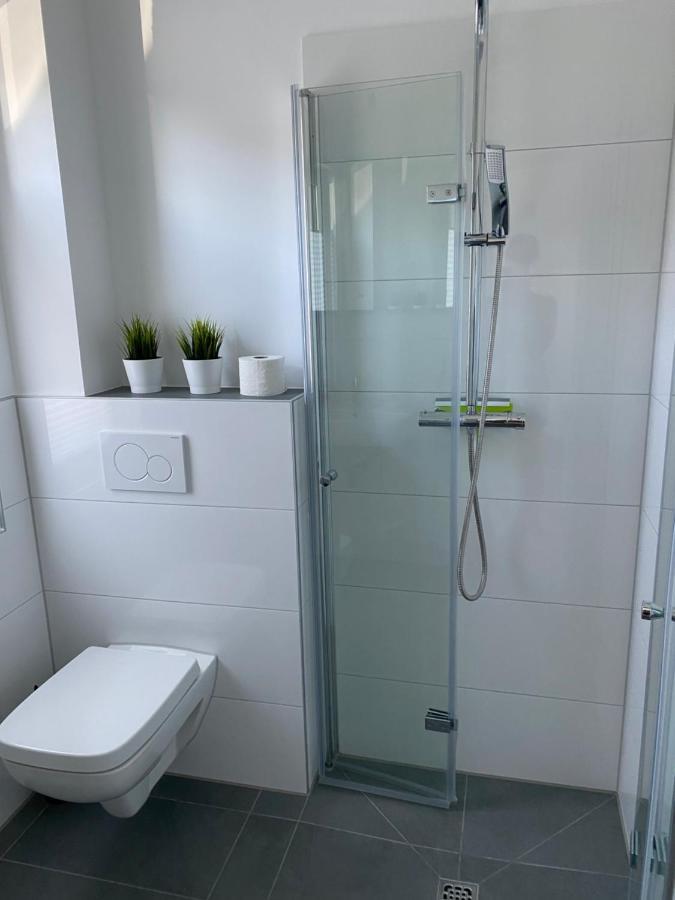 Messezimmer Nahe Der Duesseldorfer Messe Mit Eigenem Eingang Und Gratis Minibar Exteriör bild